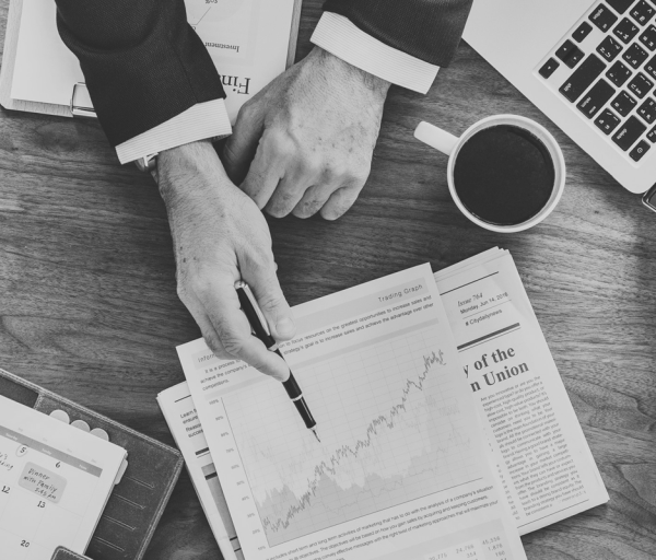 Como a diversificação diminui o risco dos investimentos?