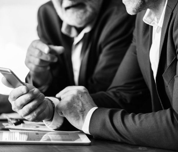 Há mais de trinta anos que se anuncia o fim do consultor financeiro